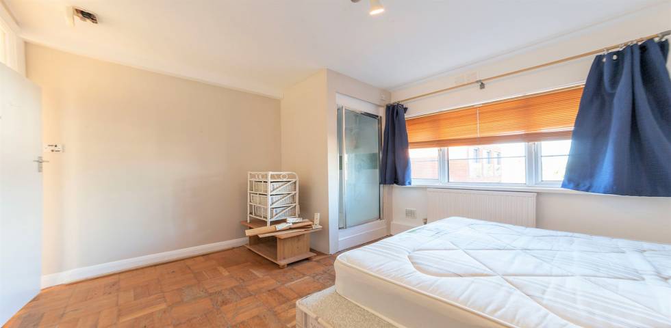 			RECENTLY REDECORATED , 2 Bedroom, 1 bath, 1 reception Flat			 Oman Avenue, WILLESDEN GREEN